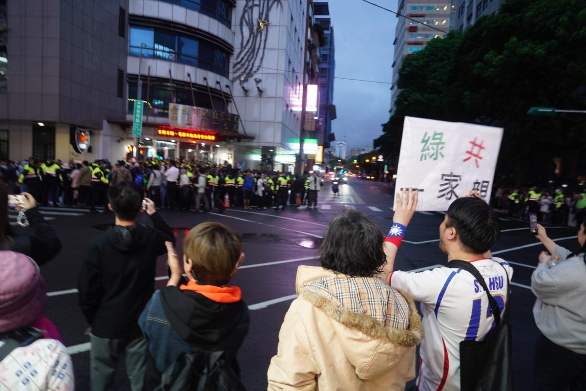 中正一分局依法寄出通知書，傳喚朱立倫、謝龍介及楊智伃三人，原定下週一的4月28日上午10點，通知三人到中正一分局說明。   圖：張良一/攝