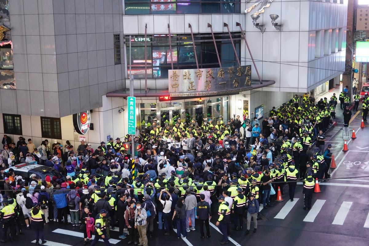 原先在凱道的藍營民代及支持者也轉戰中正一分局聲援。   圖：張良一/攝