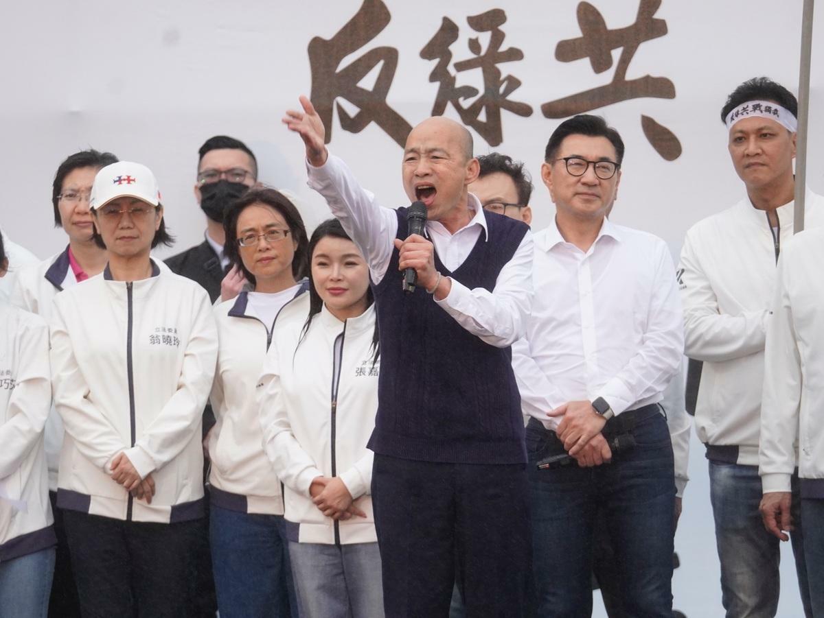 立法院長韓國瑜（前中）率領國民黨立院黨團一同登台，向支持群眾傳達理念訴求。   圖：張良一/攝