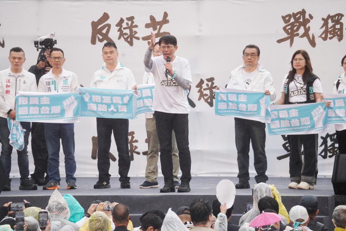 民眾黨主席黃國昌（中）也到場響應，登台向群眾喊話。   圖：張良一/攝