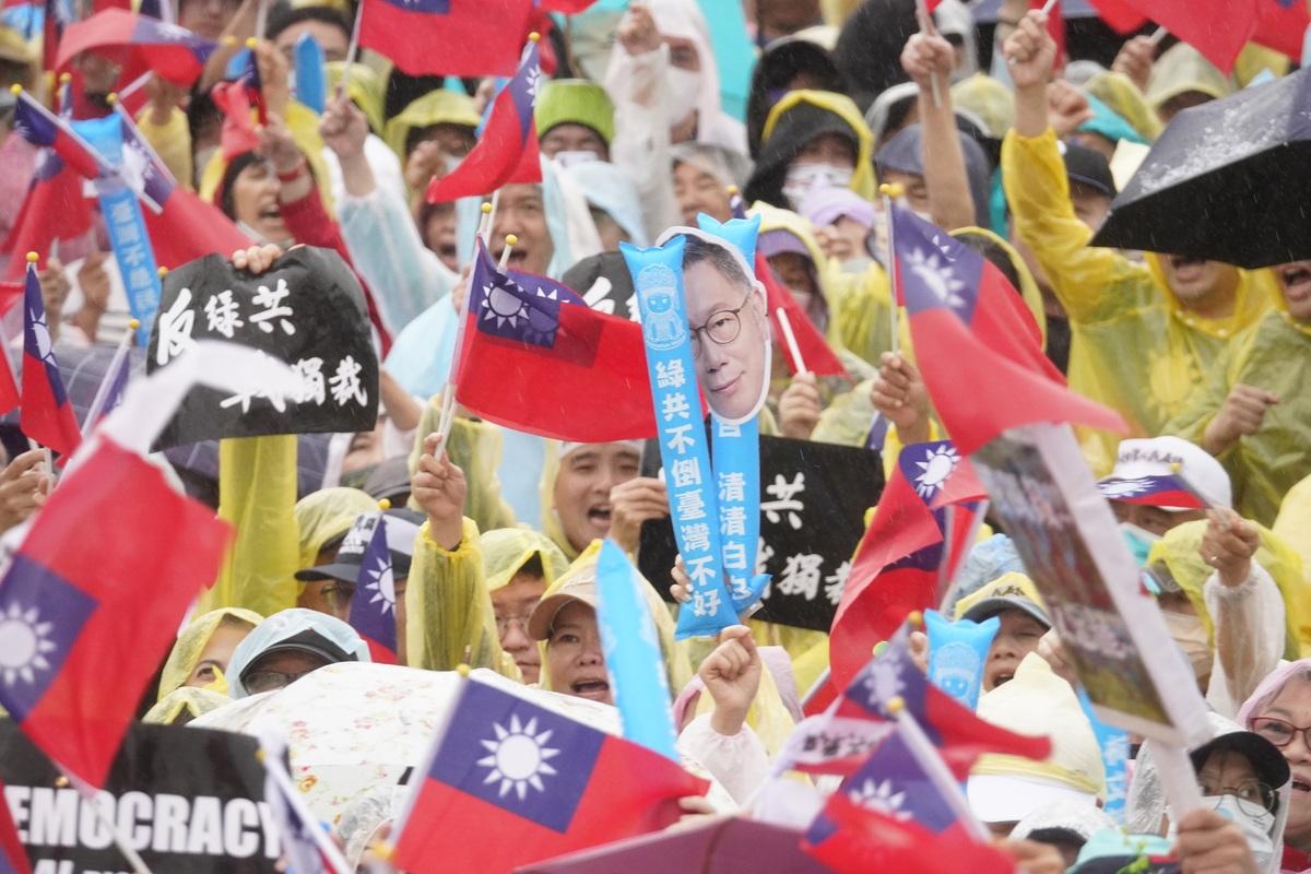 現場湧入大批人潮，高舉標語呼應活動訴求。   圖：張良一/攝