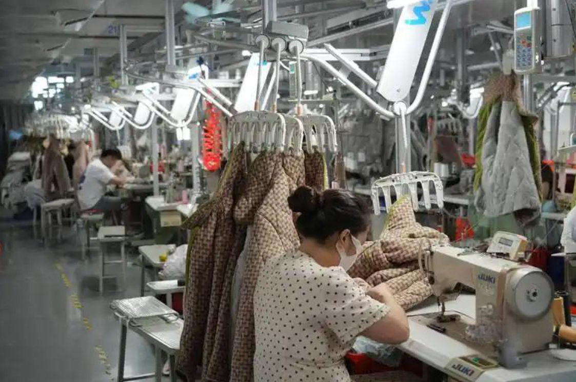 中國為全球最大紡織品製造國，約三分之一產品直接出口美國，另有三分之一透過東南亞國家再出口至美，約 60% 紡織品與美國市場密切相關。 圖:翻攝自百度