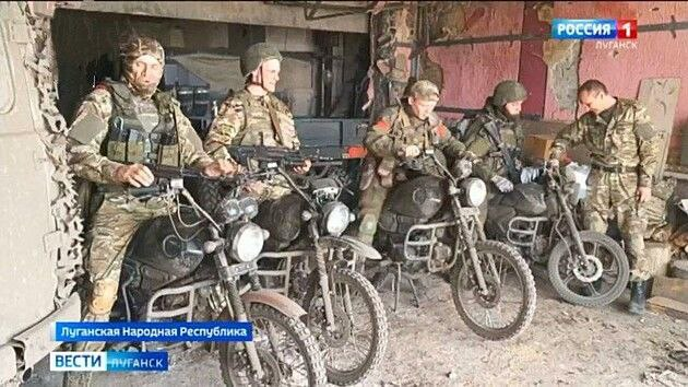 俄軍動員摩托車、越野機車與機踏車發動「自殺式衝鋒」，試圖突破烏軍火力網。圖:翻攝自X帳號:@rainbow78521（資料照）