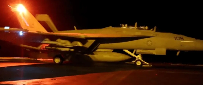  MQ-25 將於 2026 年正式從航空母艦上起飛服役，藉此提升航艦聯隊作戰半徑，並減輕 F/A-18E/F「超級大黃蜂」戰機 的加油負擔。圖為超級大黃蜂。圖 : 翻攝自觀察者網 