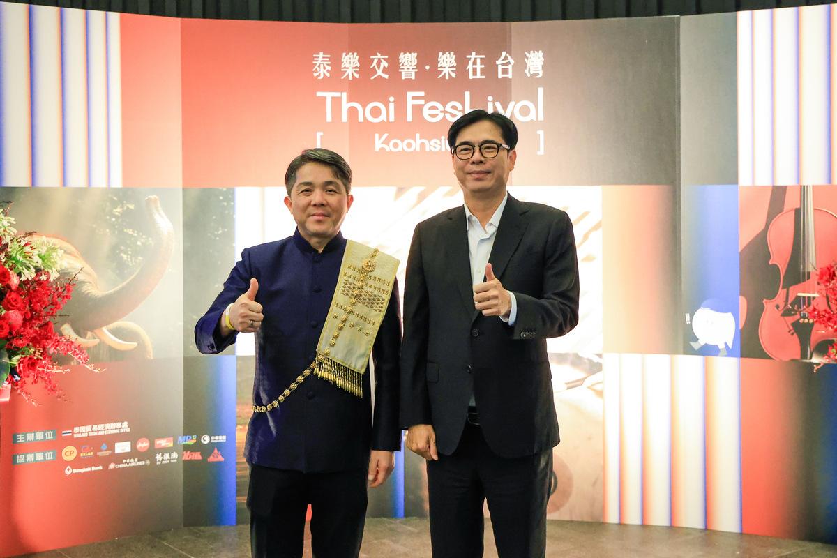 陳其邁(右)與泰國貿易經濟辦事處代表文那隆。   圖：高雄市行國處/提供