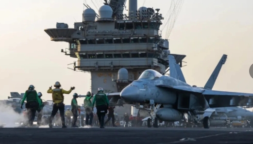  美國介入區域紛爭最常動用兵力--航空母艦。圖為杜魯門號航艦與艦載超級大黃蜂戰機。 圖 : 翻攝自騰訊網 