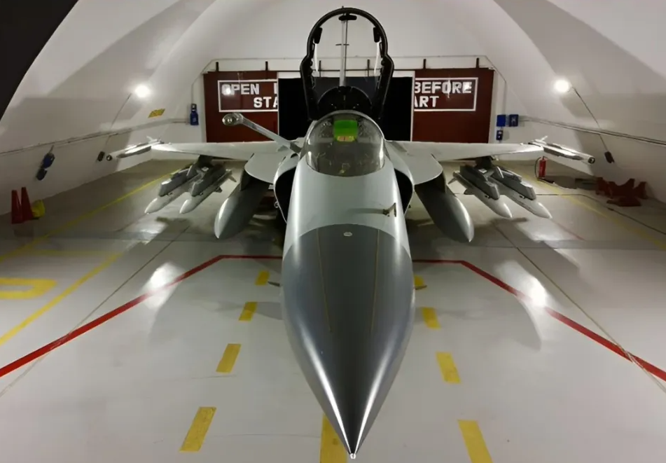 霹靂PL-15 飛彈，其最大射程達 200 公里，遠超外銷版本的 145 公里，被視為足以與美國 AIM-120D 及歐洲 MBDA「流星」飛彈相抗衡。圖:翻攝自國平視野