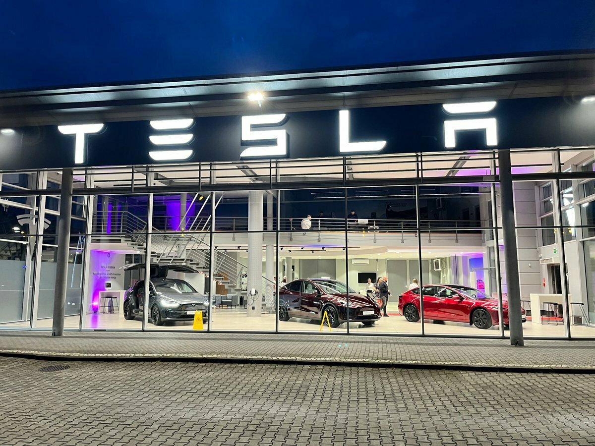 自 2023 年特斯拉率先降價以來，中國車市已經歷近 900天的連續價格戰。 圖：翻攝自X帳號@SERobinsonJr 