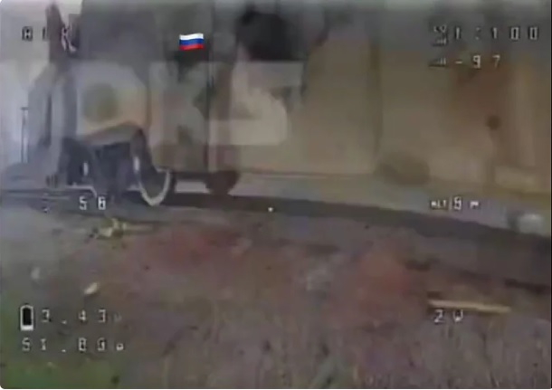  烏軍 FPV 無人機透過鑽至裝甲列車底部並撞擊脆弱部分的方式，成功炸毀該列裝甲列車。 圖：翻攝自 騰訊網 陶慕劍觀察 