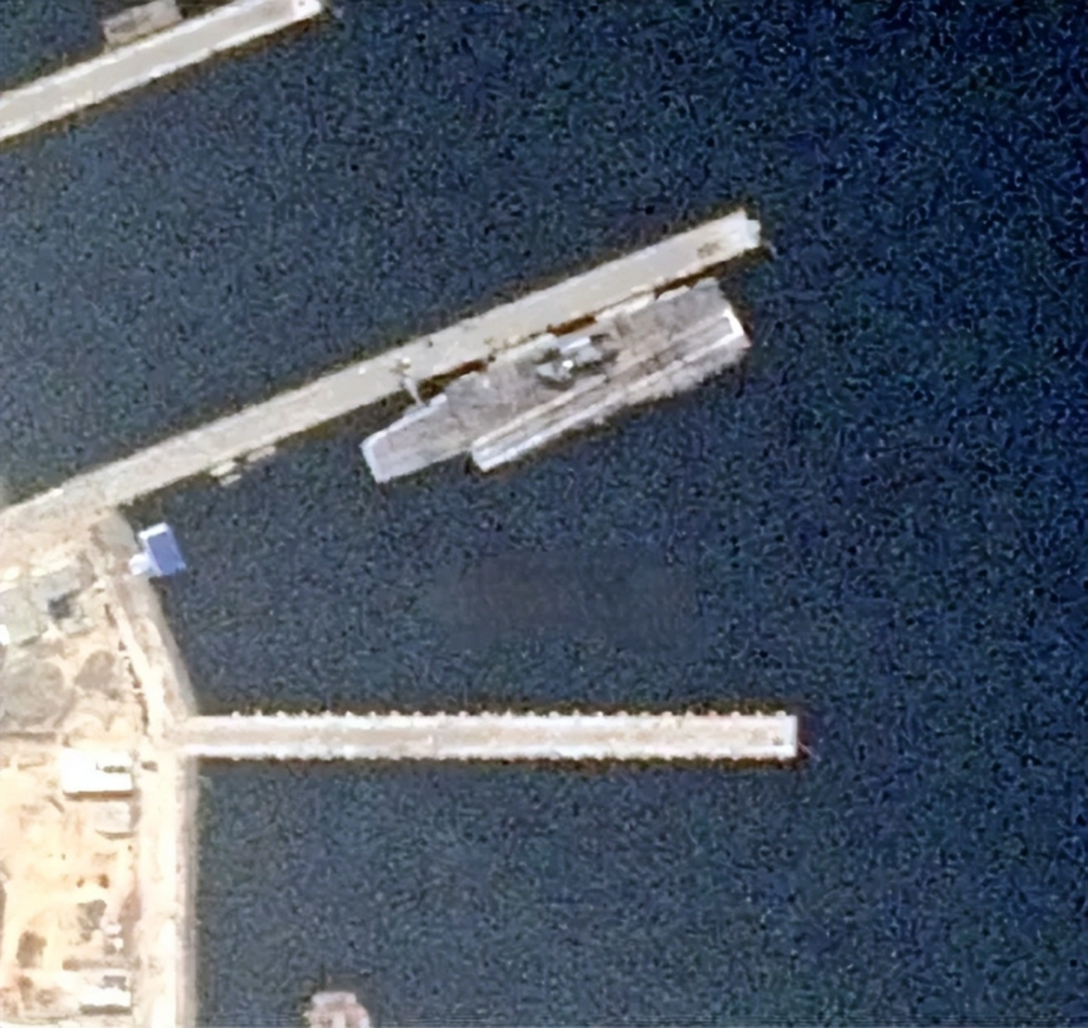  印度「維克蘭特號」航空母艦，26日現身印度加爾瓦爾軍港。 圖：翻攝自 騰訊新聞 軍武大V 