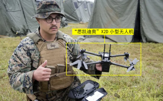 「武士刀出擊」訓練科目期間，美海軍陸戰隊第5海空砲火聯絡連的無人操作員正發出無人機飛行許可的手勢訊號。 圖:翻攝自東海觀瀾