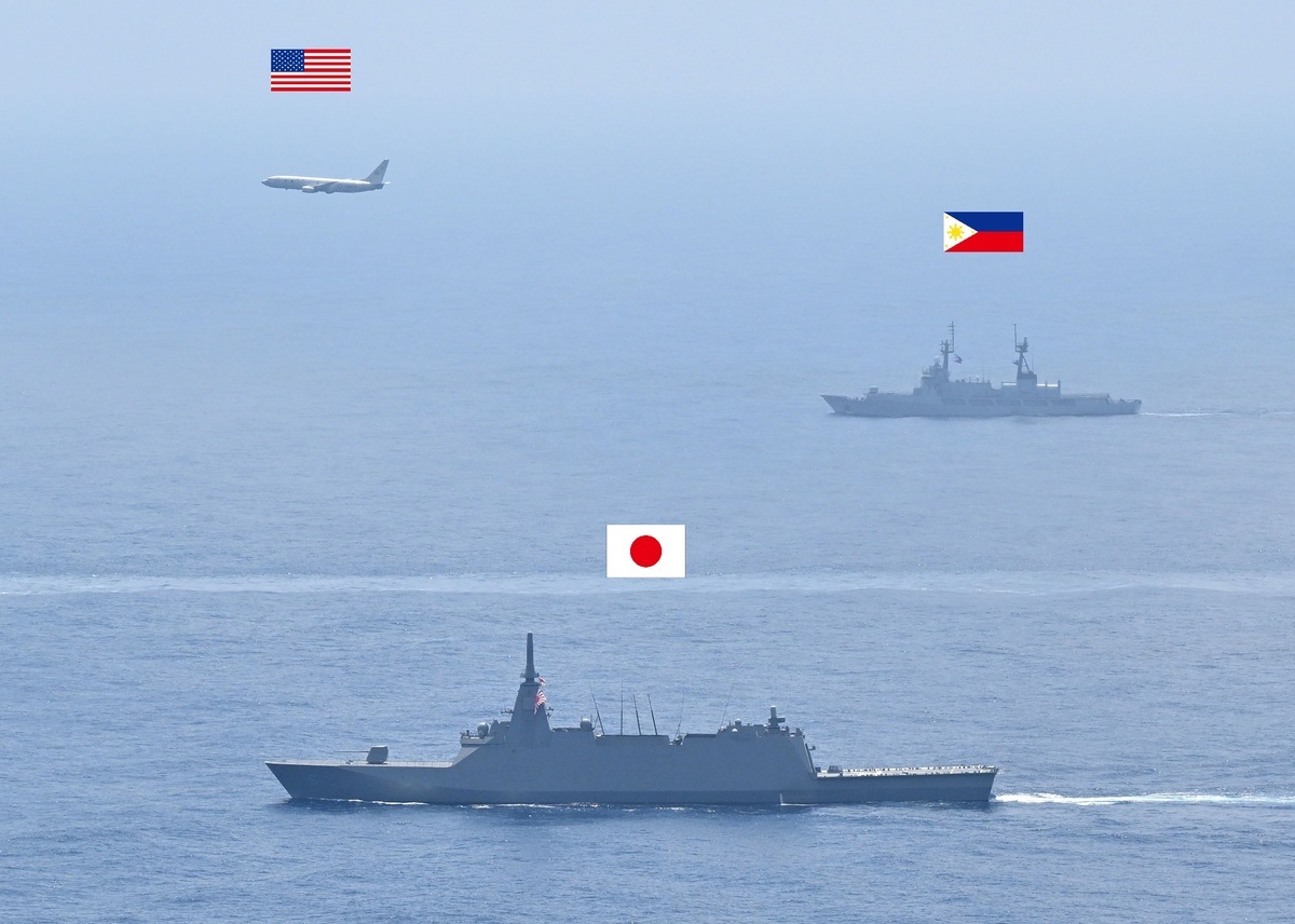  日本自衛隊首次實質派遣裝備參加由美國與菲律賓主辦的「肩併肩 25」（Balikatan 25）多國聯合軍事演習。最前方為最上級護衛艦「矢矧號（JS Yahagi，FFM-5）」。 圖：翻攝「X」@jointstaffpa 