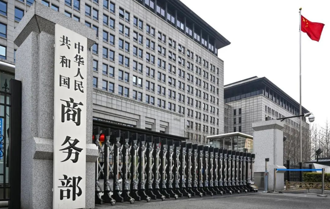 儘管中方曾強硬表態，要求美國撤銷高達 145% 的懲罰性關稅，否則「奉陪到底」，但目前的動作顯示雙方或已有緩解空間。 圖:翻攝自新浪財經