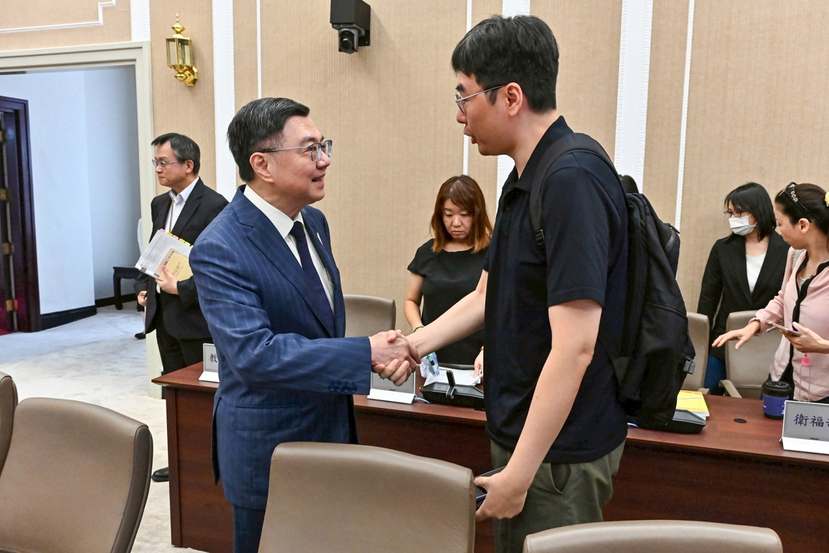 行政院長卓榮泰30日主持「行政院性別平等會第32次委員會議」，和與會人員握手致意。   圖：行政院提供