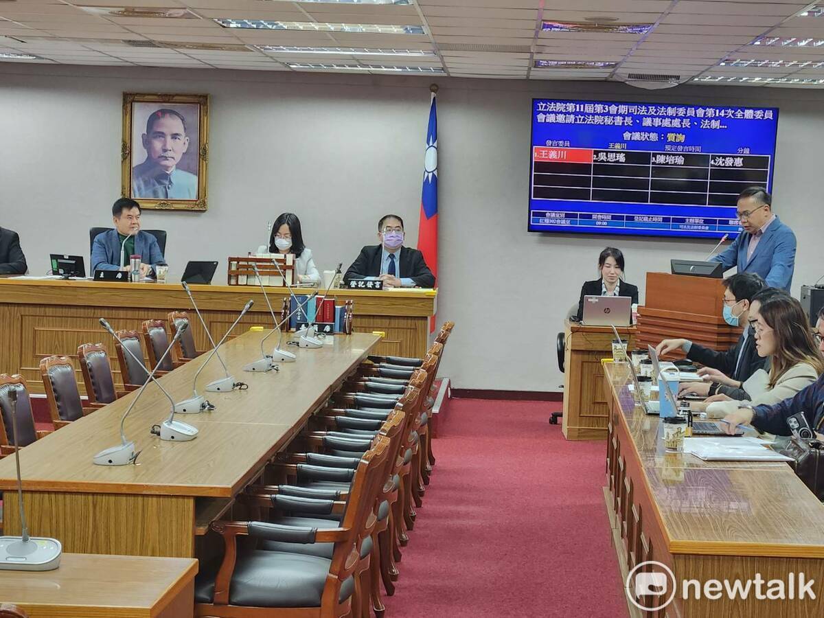 司法及法制委員會安排「防止立法院成為國安破口，避免共諜滲透、機敏資訊洩漏等國安事件之防制措施」進行專題報告，僅有兩位立委到場，並沒有任何人到場備詢，王義川仍堅持上台對空氣質詢。   圖：黃建豪/攝