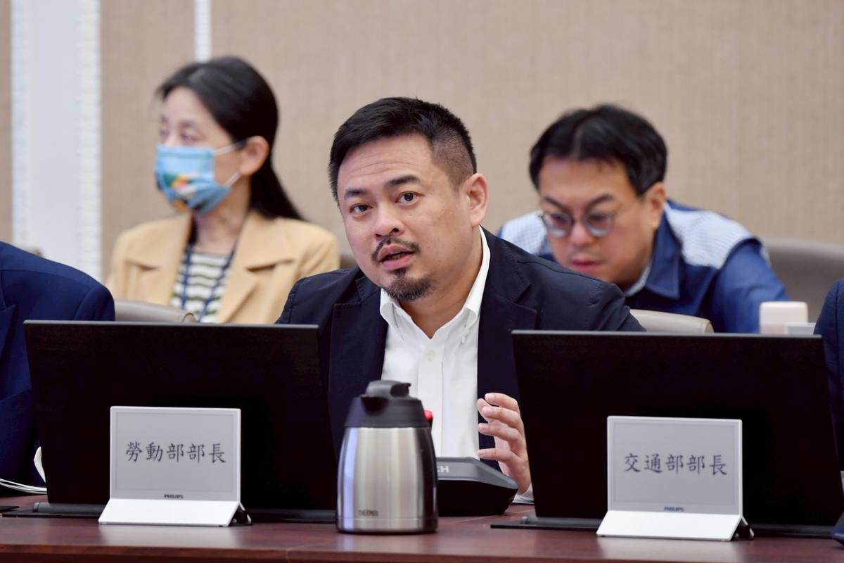 勞動部公布 2024 年調查結果，根據行政院主計總處「人力資源調查」，受少子女化趨勢與高等教育普及影響，2024 年青年就業者 199.6 萬人，較 2014 年 209.9 萬人減少 10.3 萬人，其中教育程度為大學以上者 131.4 萬人占 65.8%，較 2014 年分別上升 11.7 萬人及 8.8 個百分點。圖為勞動部長洪申翰。 圖：行政院/提供（資料照）