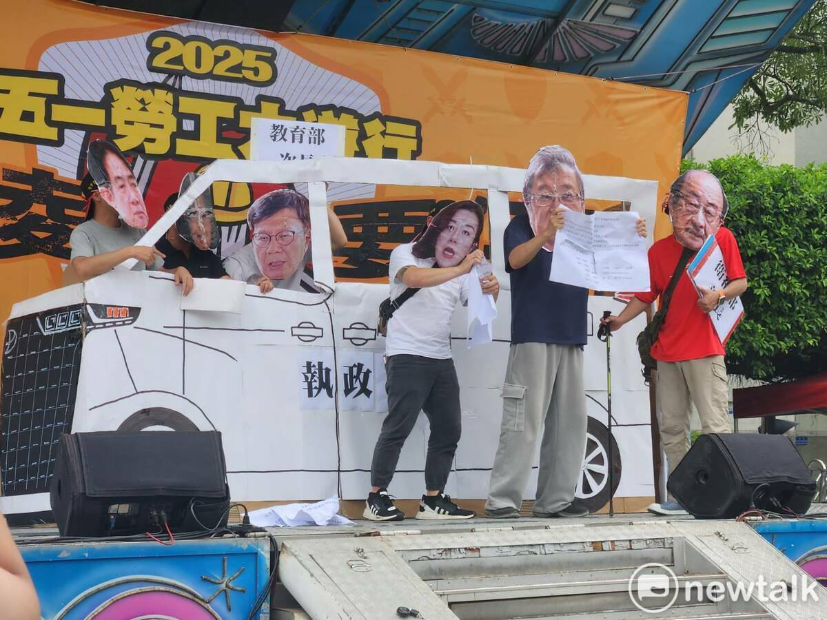 行動劇，讓扮演官員的表演者撕毀擔任立委期間的提案。   圖：黃建豪/攝