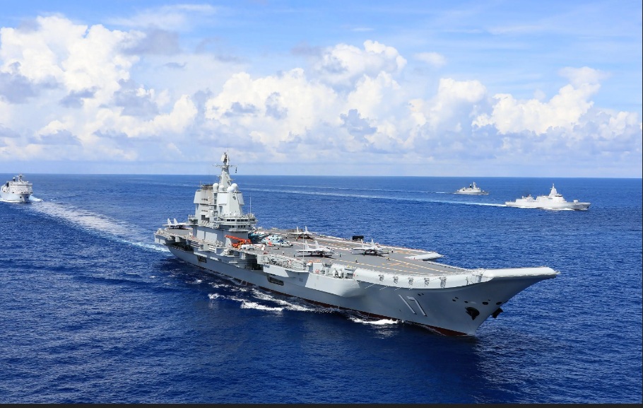  近期美國與菲律賓舉辦「肩並肩 2025 」聯合軍演，吸引國際社會關注。中國也派遣山東號航母與 055 導彈驅逐艦組成的艦隊前往菲律賓東部海域，與美菲聯合部隊對立。 圖：翻攝自 騰訊網 瑤音萬里 