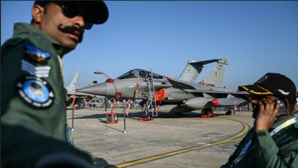  近期有消息稱，印度空軍的 4 架陣風戰機於當地時間 30 日清晨，在喀什米爾地區上空與 2 架巴基斯坦空軍對峙。 圖：翻攝自 騰訊網 第一軍情 