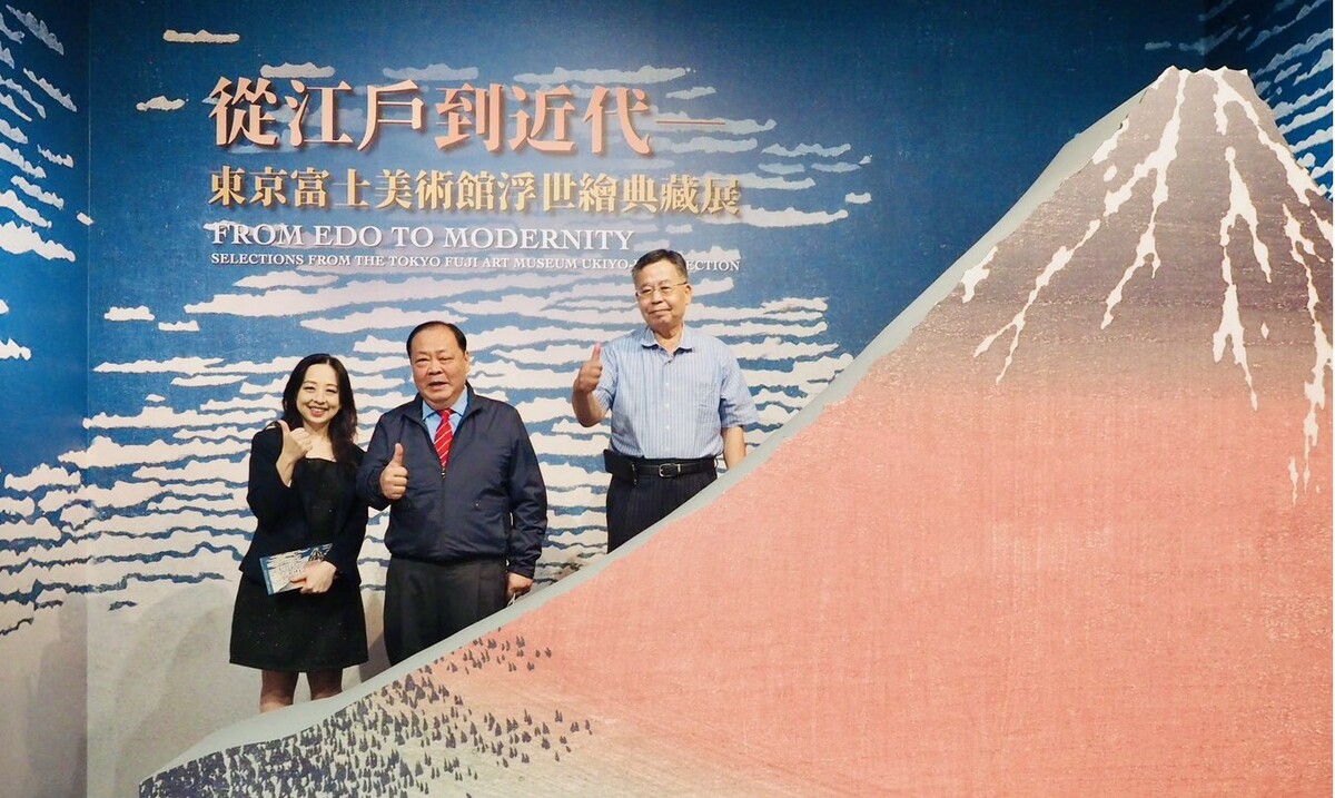 陳光復(中)在創價美術館館長呂慧甄(左)陪同下觀賞「浮世繪典藏展」。 圖:創價美術館/提供