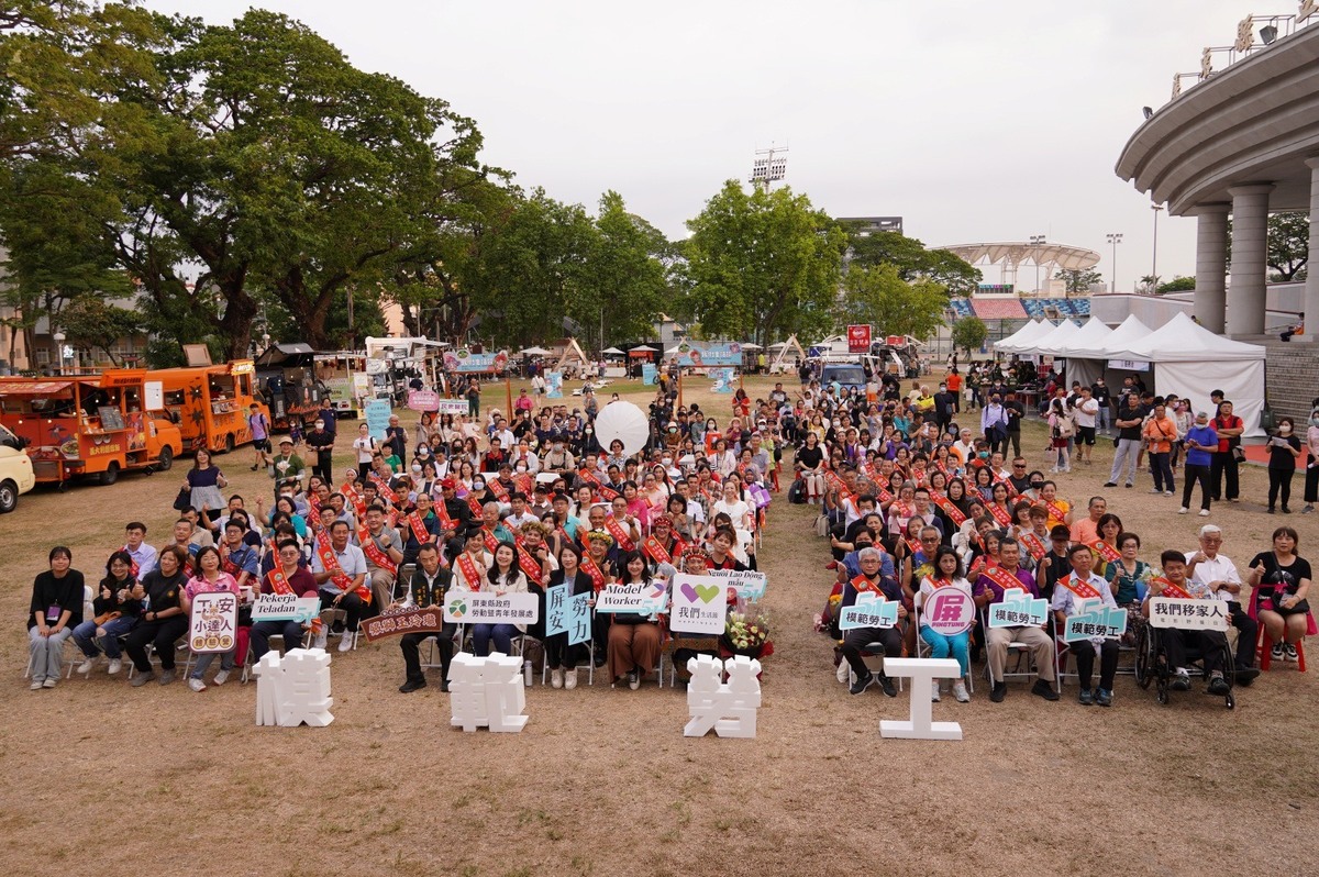 今年屏東縣模範勞工表揚首度移至戶外舉行。   圖：屏東縣政府/提供