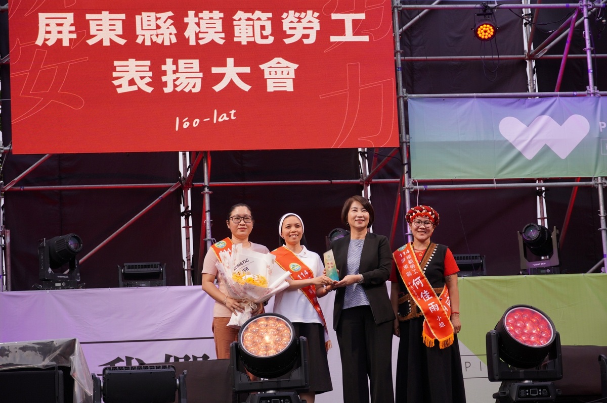 周春米(右二)親自到場頒發模範勞工。   圖：屏東縣政府/提供
