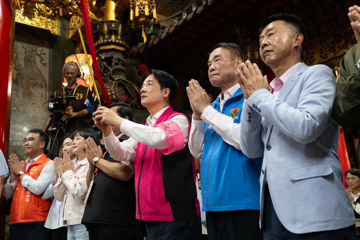 苗栗縣通霄鎮白沙屯拱天宮媽祖進香1日深夜將起駕，總統賴清德（前右2）晚間前往參香。   圖:翻攝自賴清德臉書粉專
