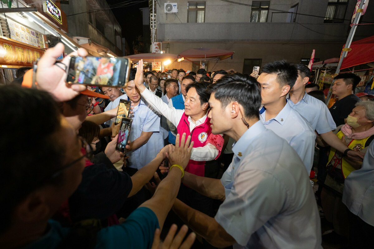 賴清德總統今（1）日晚間前往苗栗縣「山邊媽祖宮」參香，並出席白沙屯拱天宮「2025天上聖母乙巳年往北港進香暨揭匾」活動，祈求媽祖進香活動圓滿順利。   圖:翻攝自賴清德臉書粉專
