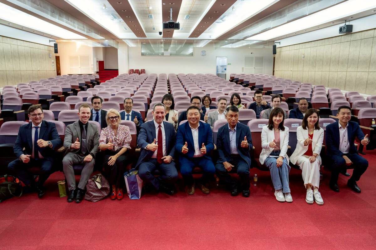 全球安全聯盟訪團，拜會高雄市議會，與民進黨團就國防安全、外交合作與民主韌性等議題進行深入交流。   圖：高雄市議會民進黨團/提供