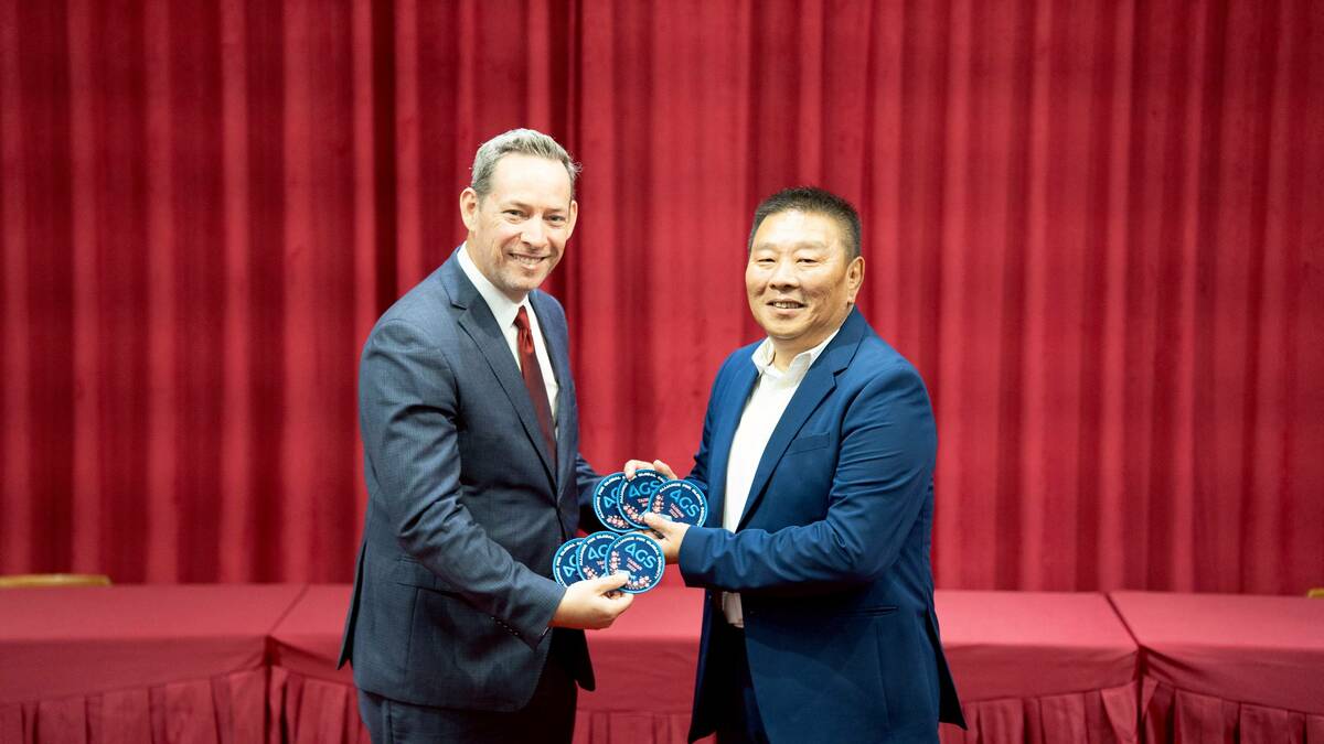 江瑞鴻(右)與Joshua M. Burgin(左)互換紀念品。   圖：高雄市議會民進黨團/提供