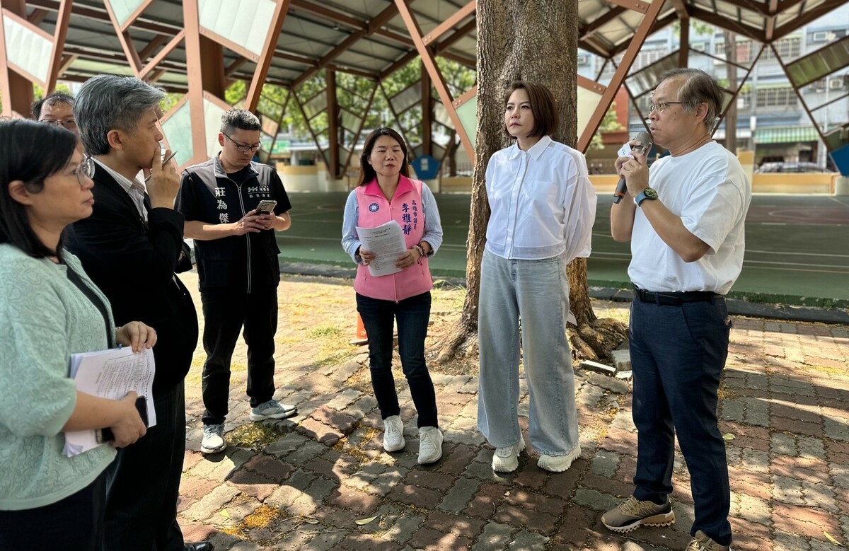 陳菁徽(右二)與李雅靜(右三)為鳳山區爭取更多教育資源習。   圖：李雅靜服務處/提供