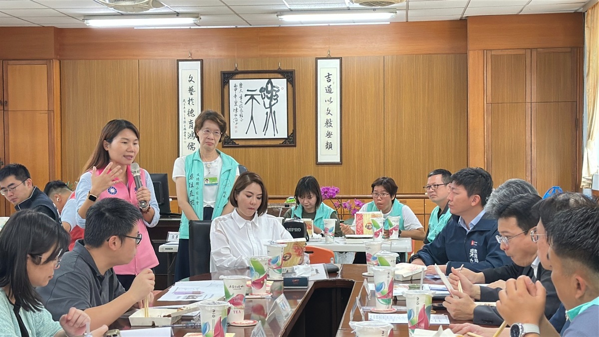 李雅靜(左二)在考察行程中利用中午便當會時間， 繼續爭取改善學童學習與運動環境。   圖：李雅靜服務處/提供