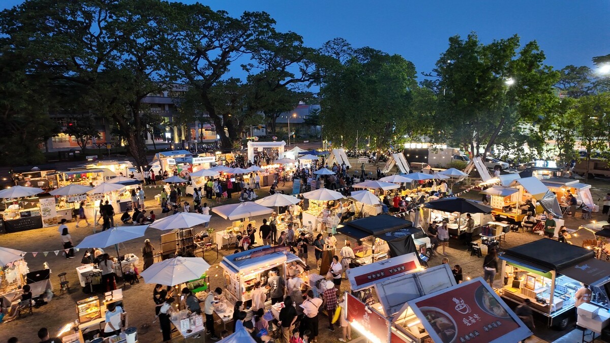 「鐵獅玉玲瓏」演出場邊， 還有熱鬧的市集。   圖：屏東縣政府/提供