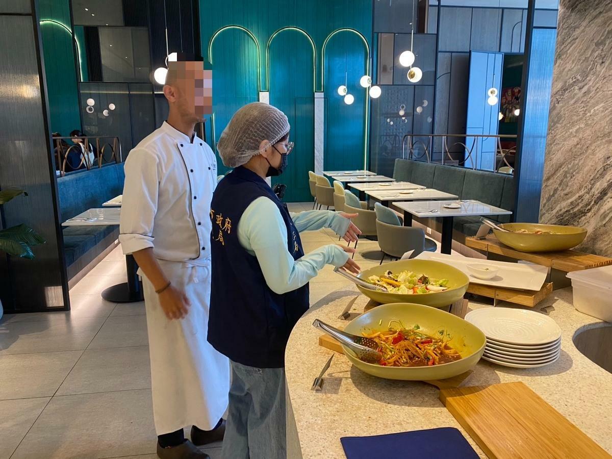 高市衛生局表示獲報後隨即派員至酒店現場查察。 圖:高雄市衛生局/提供