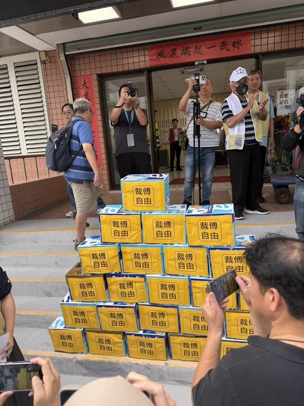 「微光花蓮 拔傅行動」今天正式向花蓮縣選舉委員會提交一箱箱貼著「裁傅自由」的罷免傅崐萁的第二階段連署書。   圖：呂子豪提供