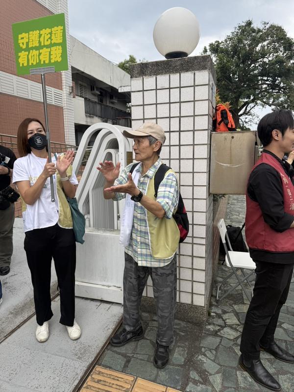 「葉霸」老師表示，期待花蓮人下一階段把花蓮討回來，也希望司法單位把傅崐萁從花蓮挖走的每一塊錢都討回來。   圖：呂子豪提供