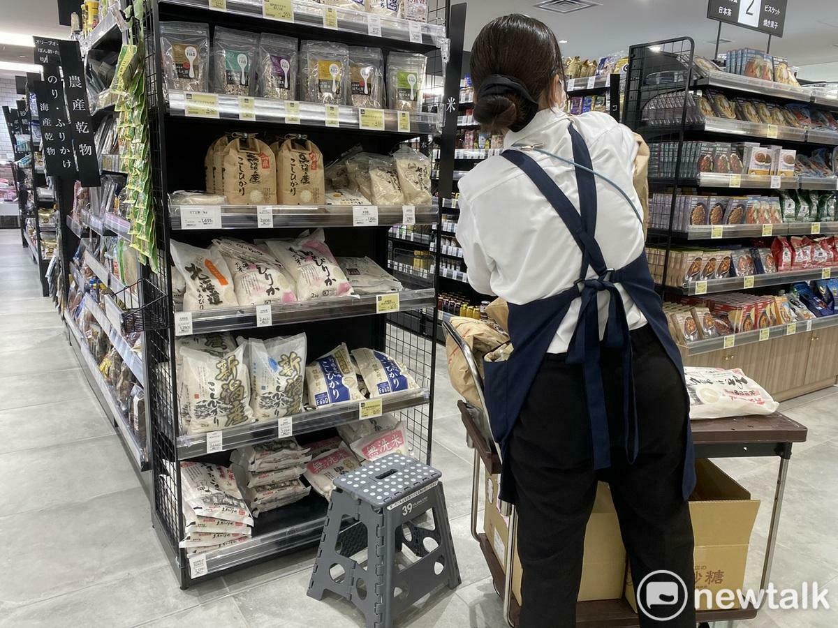  5月2日是非假日的進貨期，店員拼命把剛到的米補上，但仔細一看都是二公斤裝的小袋米。 圖：劉黎兒攝 