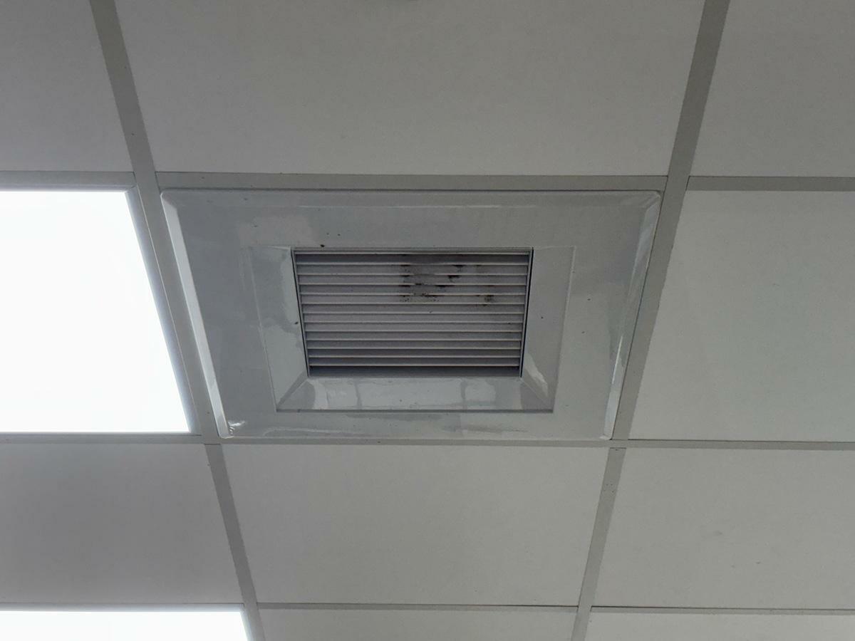 北市信義區連鎖麻辣火鍋店爆出有民眾吃冰淇淋吃到碎玻璃，北市衛生局今前往稽查，發現有作業區出風口不潔等缺失。   圖：台北市衛生局 / 提供