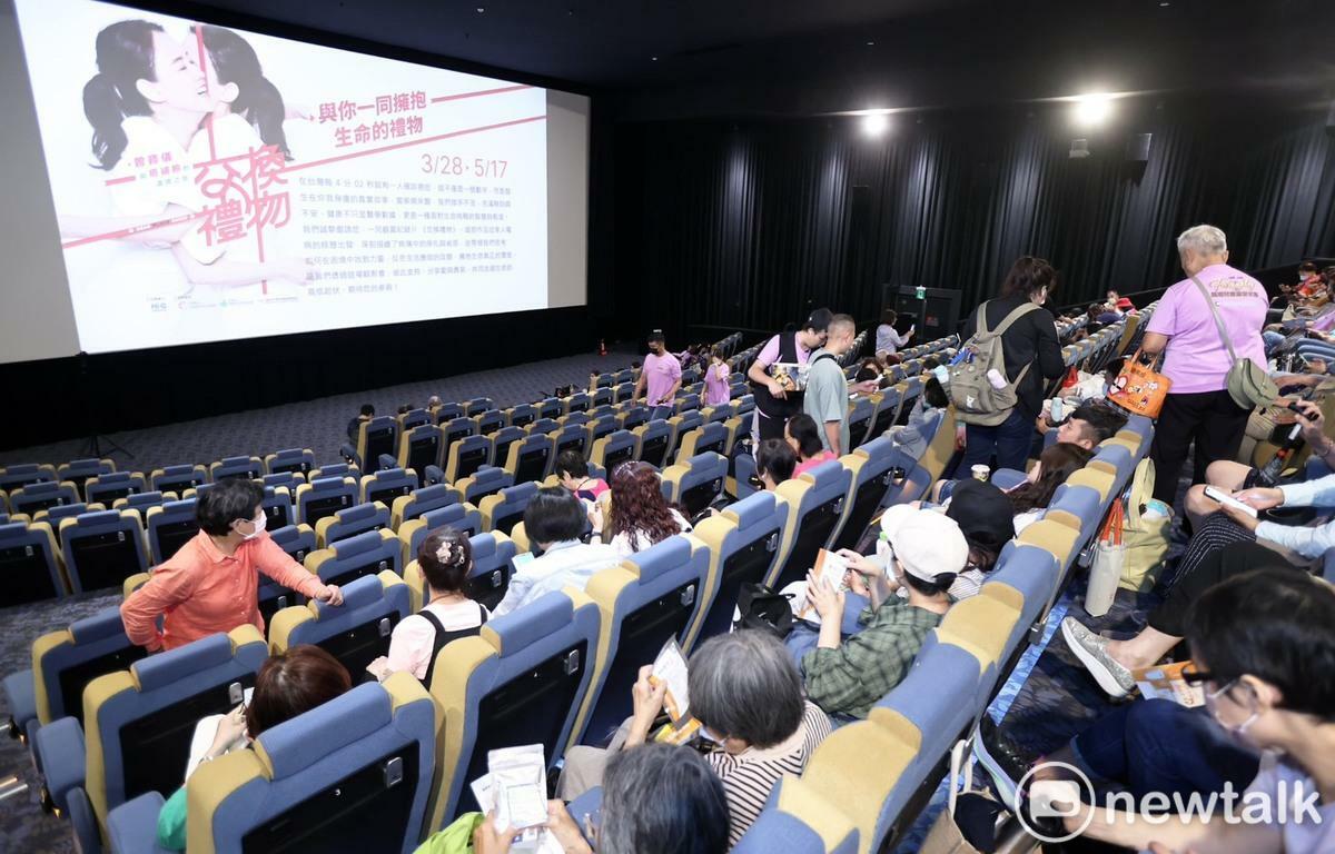《交換禮物》紀錄片包場活動吸引癌友、家屬、醫護人員到戲院觀影, 圖:孫家銘/攝