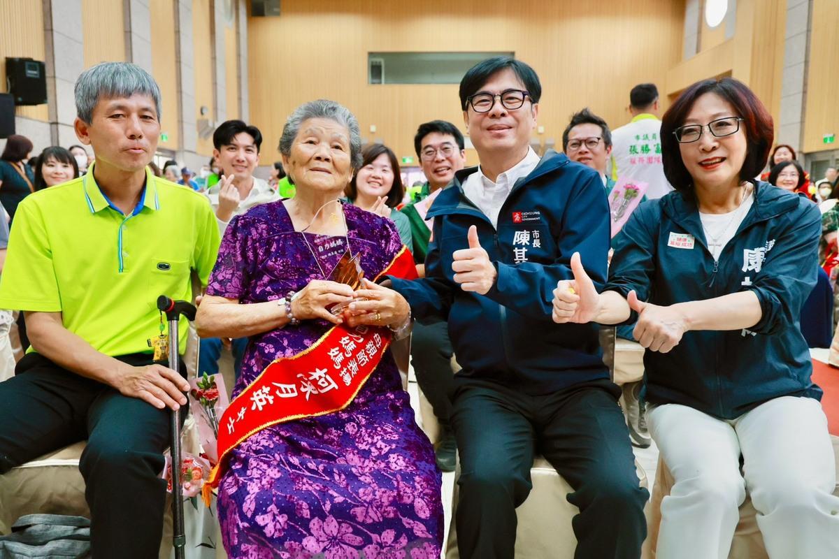 陳其邁(右二)、康裕成(右一)對「自力媽媽」柯陳月英(左二)比讚。   圖：高雄市政府/提供