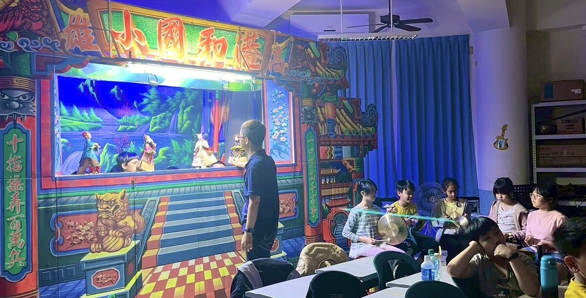 社團老師細心指導學生深入學習傳統布袋戲技。   圖：高雄市教育局/提供