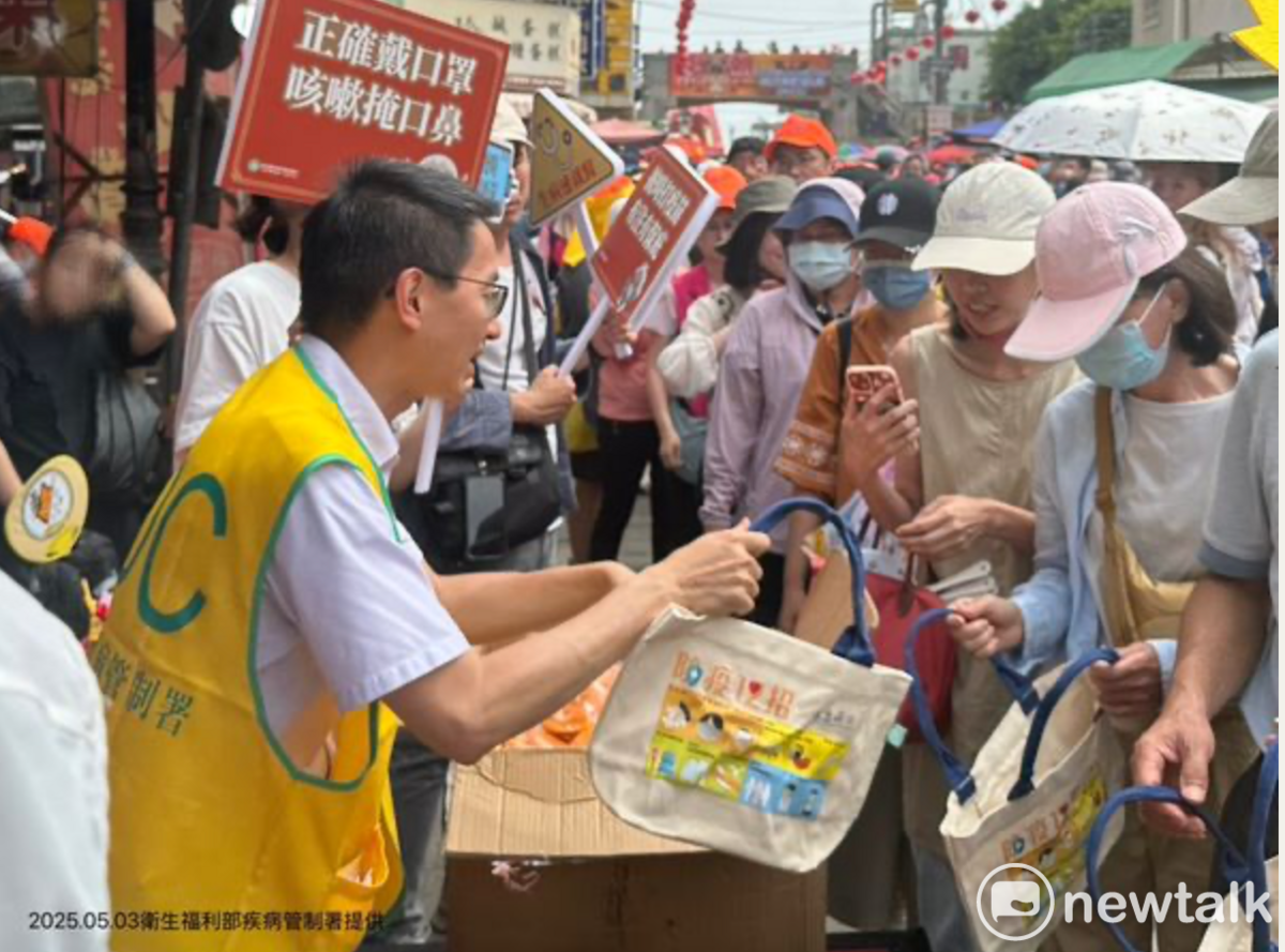 管署今年也二度共襄盛舉，由疾管署羅一鈞副署長擔任「防疫隊長」，帶領本署《疾病擬人Disease》人氣角色「白靜」組成「防疫特攻隊」於鑾轎抵達北港朝天宮當日，在週遭設置衛教攤位與進香祈福民眾互動。    圖：疾管署／提供