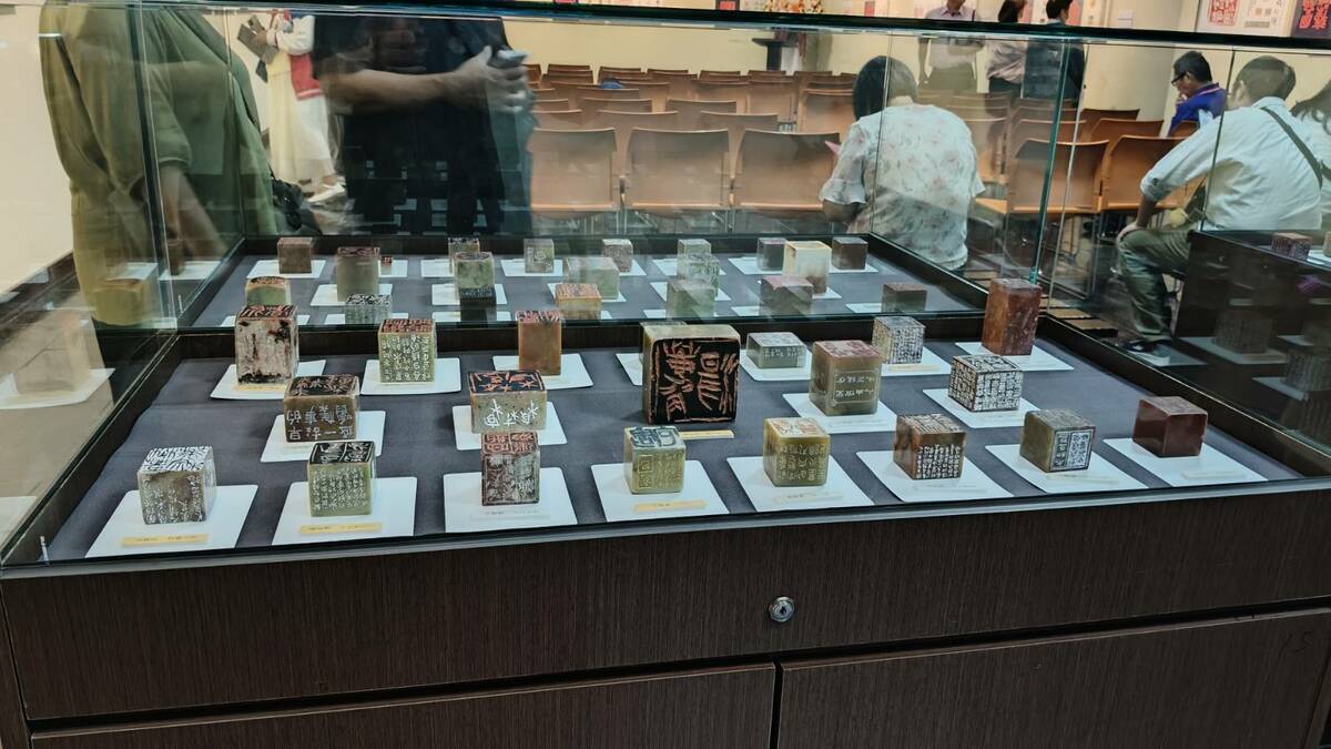 「阿罩霧小刀雅集」101 位篆刻藝術家，以「一人一小吃」為主題，創作「台灣特色小吃百品」篆刻作品，在台南文化中心第一藝廊展出。   圖：黃博郎／攝