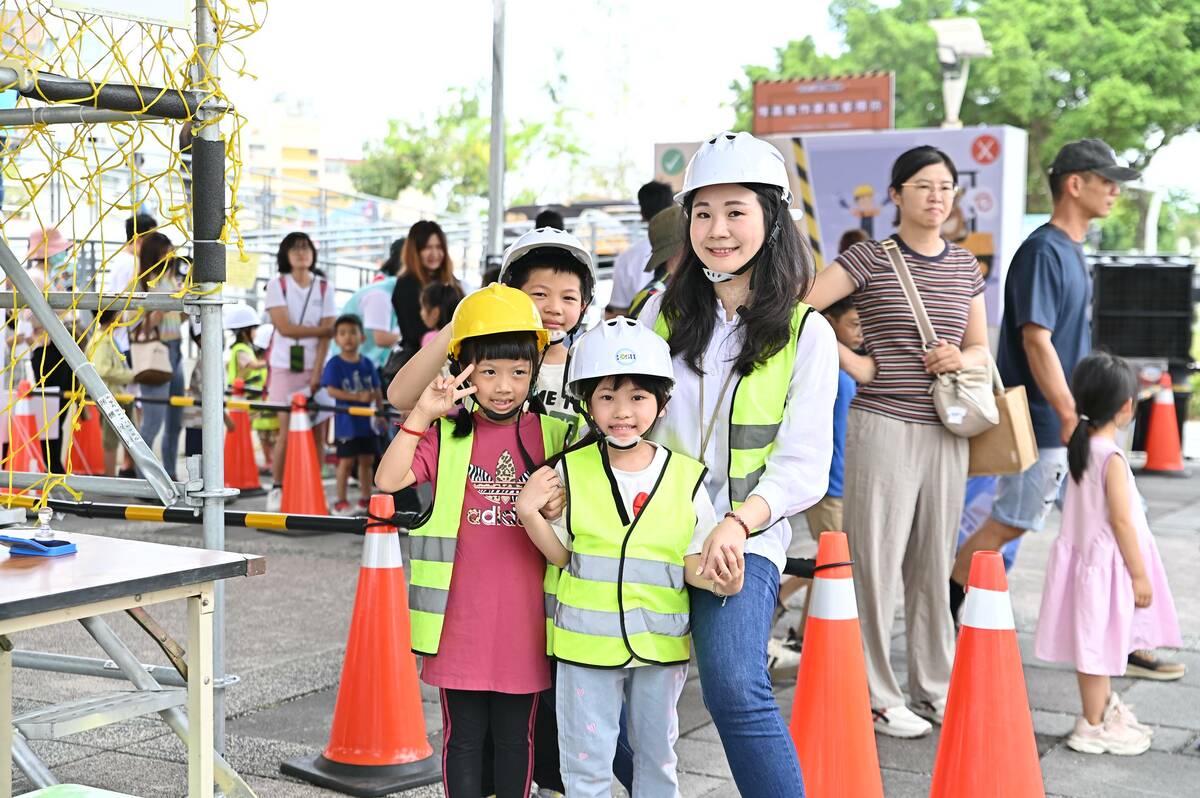 李雨蓁(前排右)親臨「工安小達人體驗營」現場，與小朋友眾互動。   圖：屏東縣政府/提供