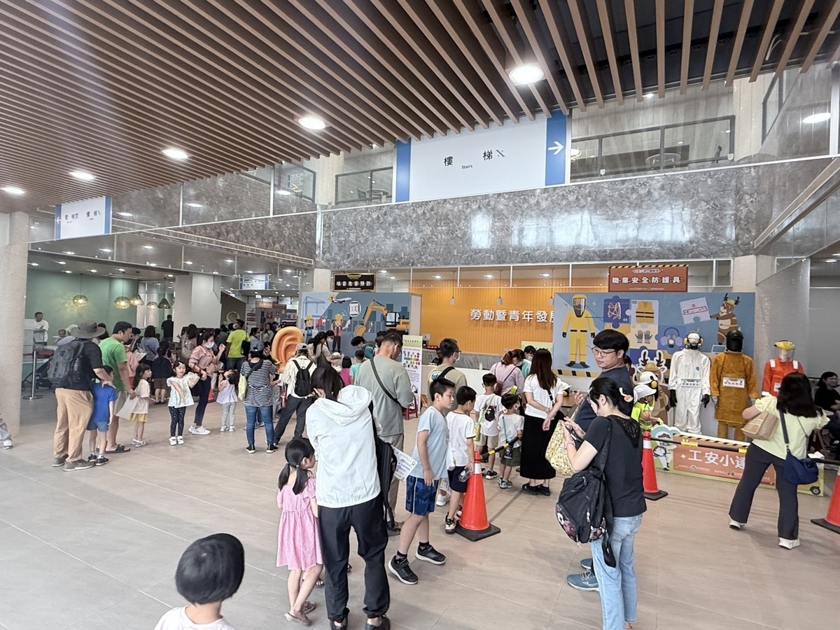 每道互動關卡前都有小朋友排隊等著體驗。   圖：屏東縣政府/提供