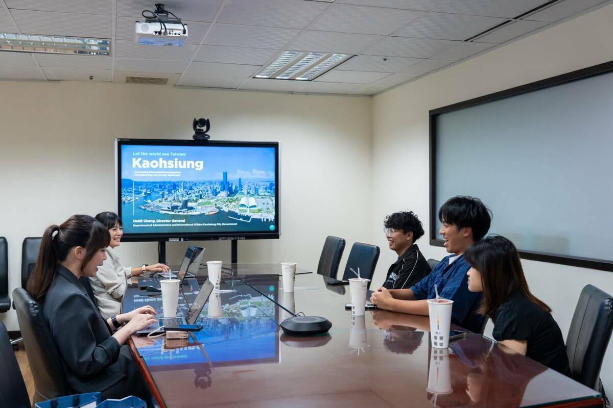 張硯卿(左一)介紹高雄城市外交與國際合作發展現況，期待年輕視角助攻城市外交。   圖：高雄市行政暨國際處/提供