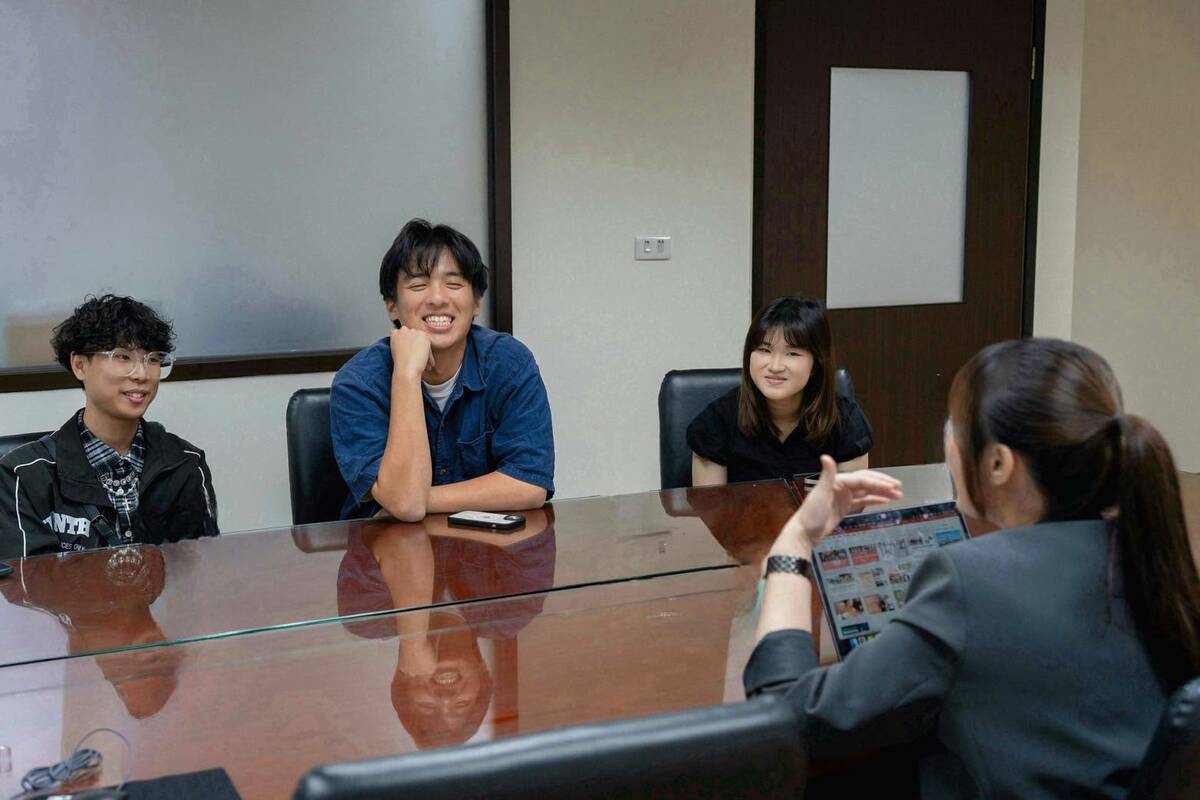 張硯卿(右一)盼激勵青年學生代表對於國際合作的多元想法。   圖：高雄市行政暨國際處/提供