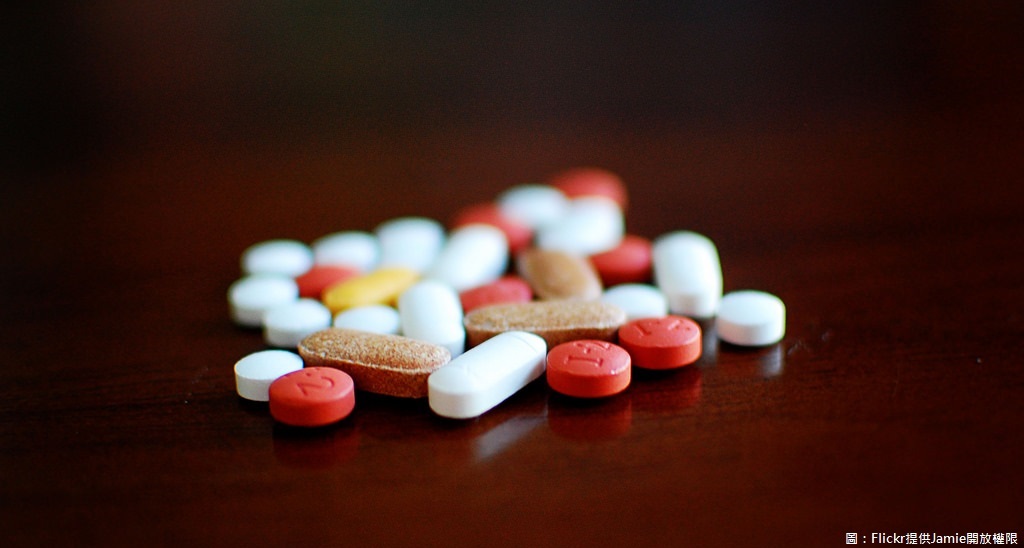 北市衛生局表示，近年來不少藥品在社群網站上販賣，呼籲民眾用藥必須堪慮安全品質！   圖：Flickr提供Jamie開放權限