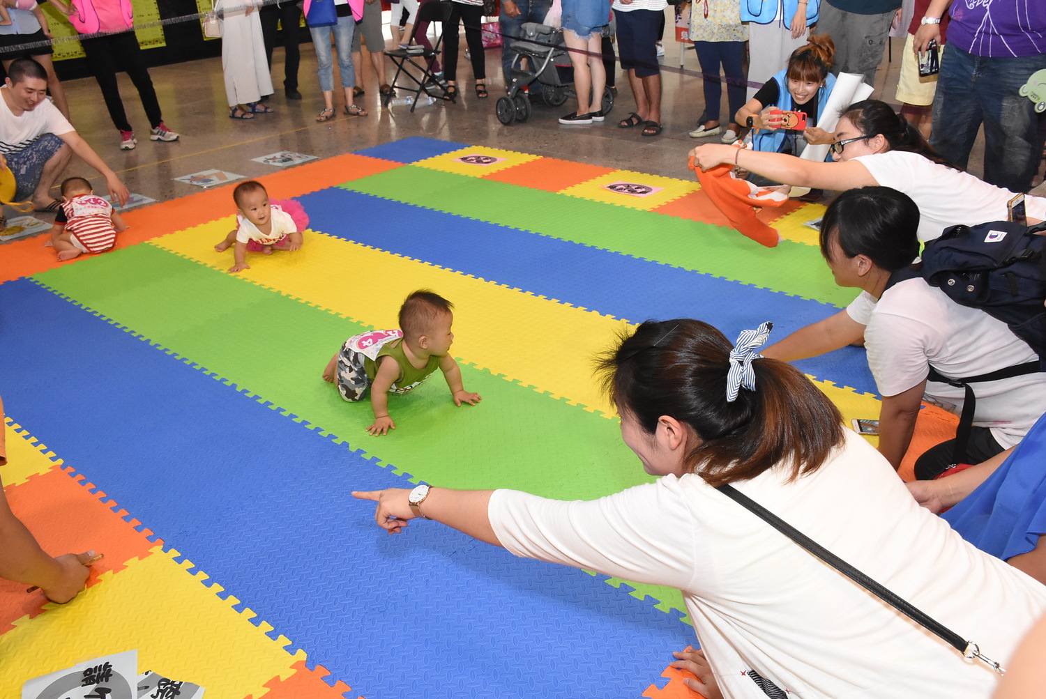 寶寶爬行賽超級萌狀況百出笑聲不斷| 生活| Newtalk新聞