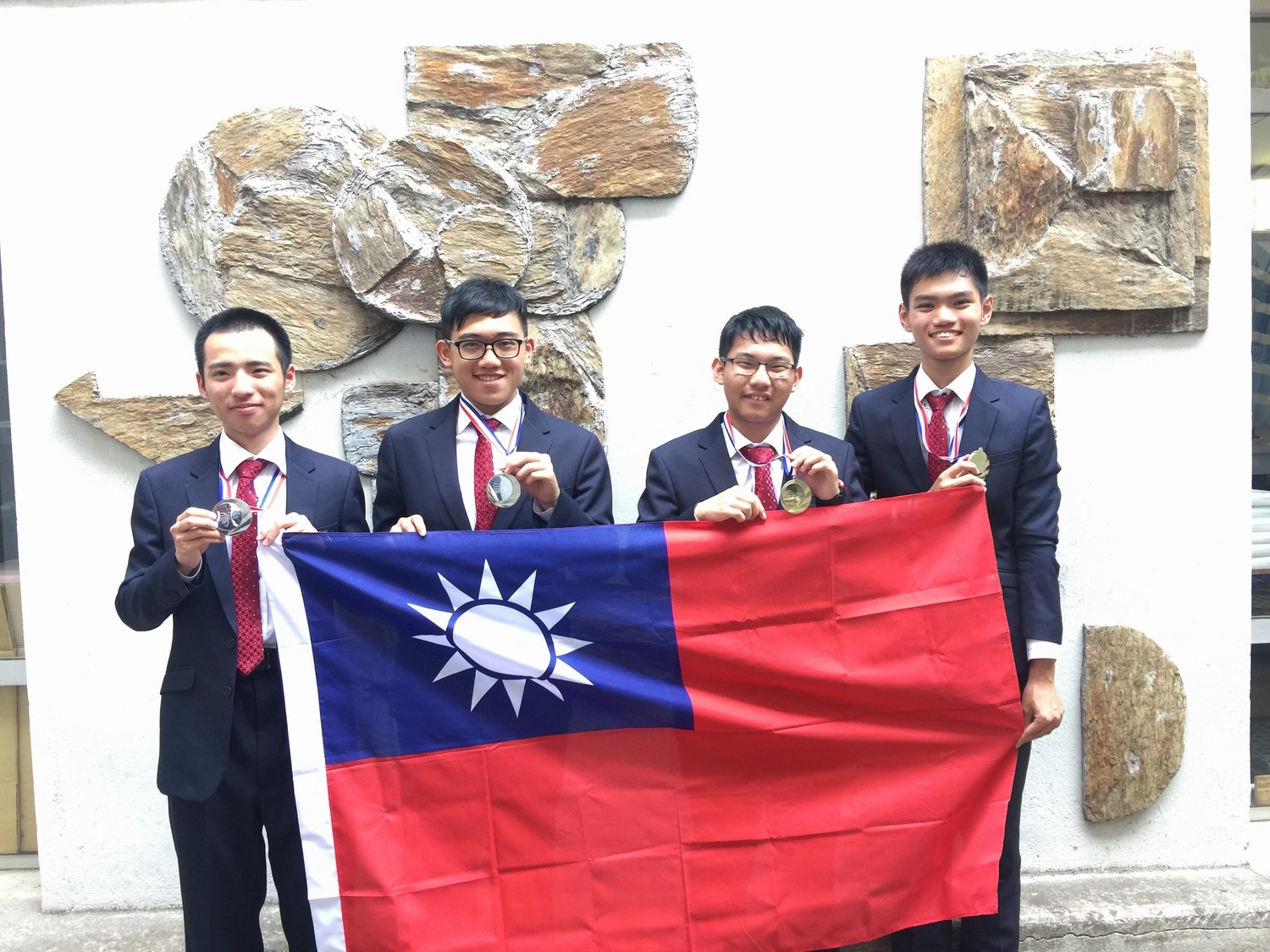 台灣在國際地球科學奧林匹亞競賽的學生，由左而右盧柏元、陳映樵、吳宗勳、黃申昌。   圖 : 教育部/提供